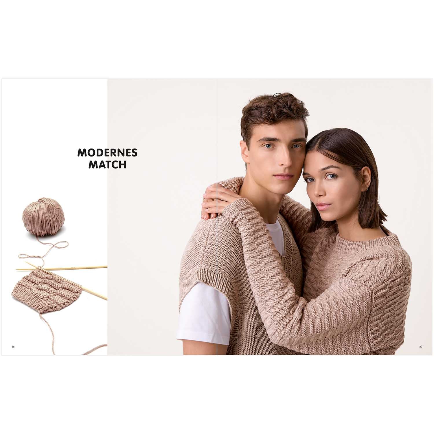 Luxury Knits Summer Special: Ein Paar in gestrickten Pullovern von Rico Design in Beige, modern und stilvoll.