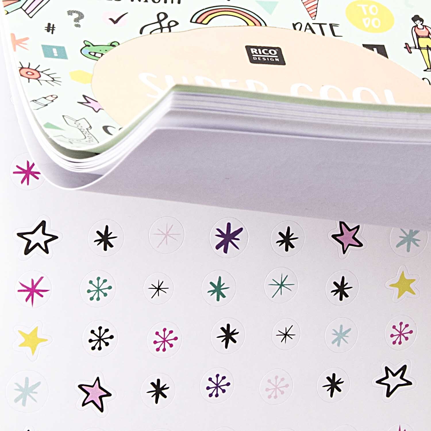 Paper Poetry Stickerbuch Wonderland mit 20 Blättern zeigt bunte Stern- und Schneeflockensticker. Ideal für kreative Projekte.
