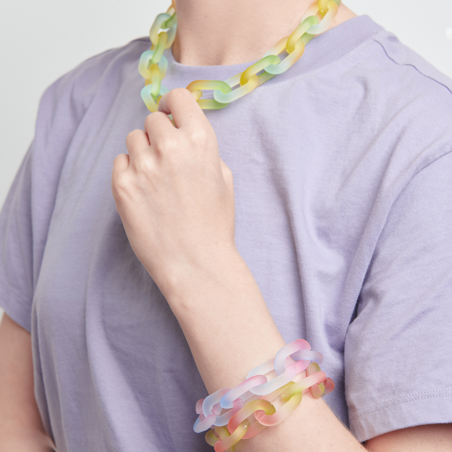 itoshii Kettenglieder matt, bunte Halskette und Armband auf lila T-Shirt, 12 Stück, 1,9x3,1x0,5cm.