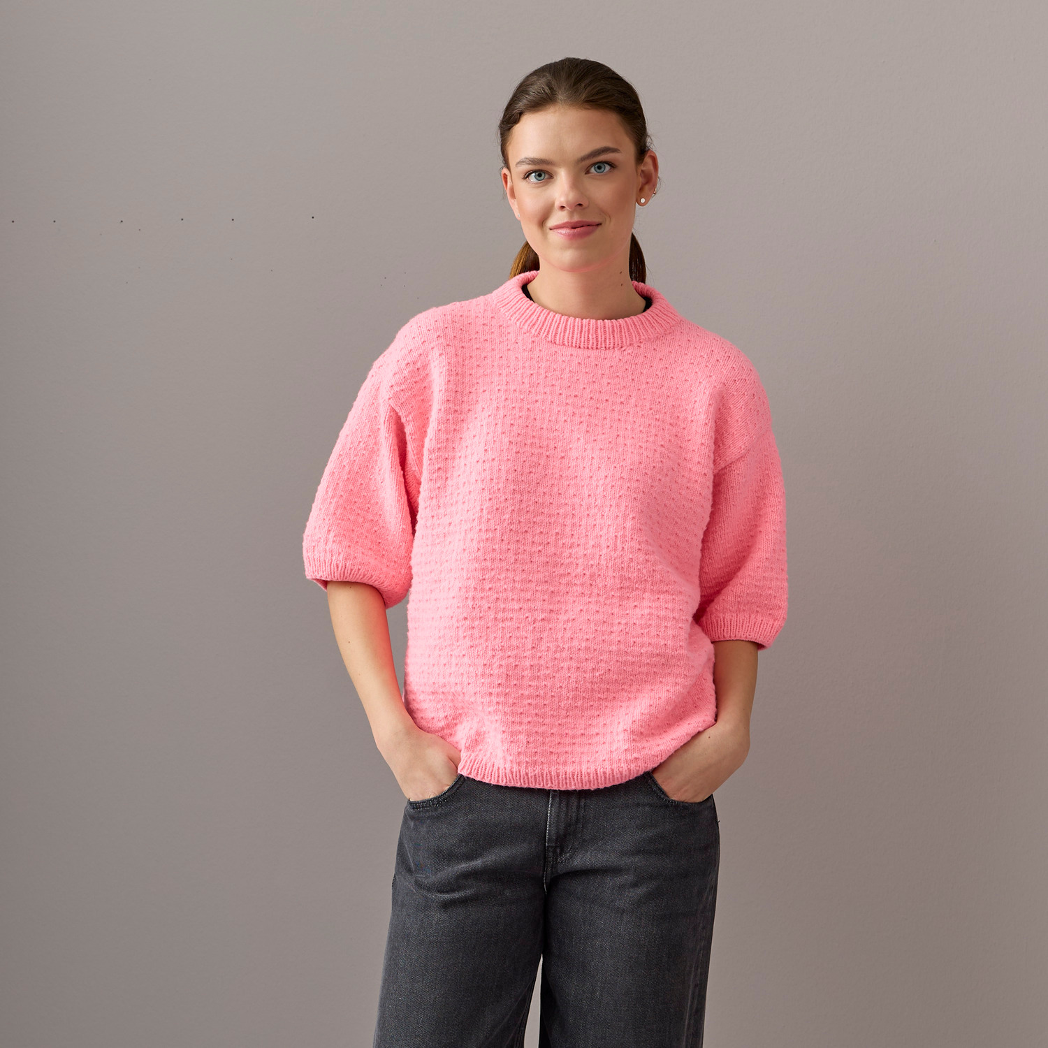 Special "Vegan Cashmere" International: Strickset Shirt Modell 13b aus weichem, pinkem Garn von Rico Design, ideal für modische Strickprojekte.