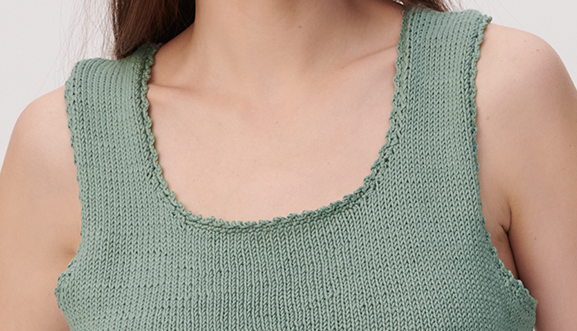Strickanleitung Top mit Racerback aus Mille Fili: Grünes, ärmelloses Stricktop mit Rundhalsausschnitt.