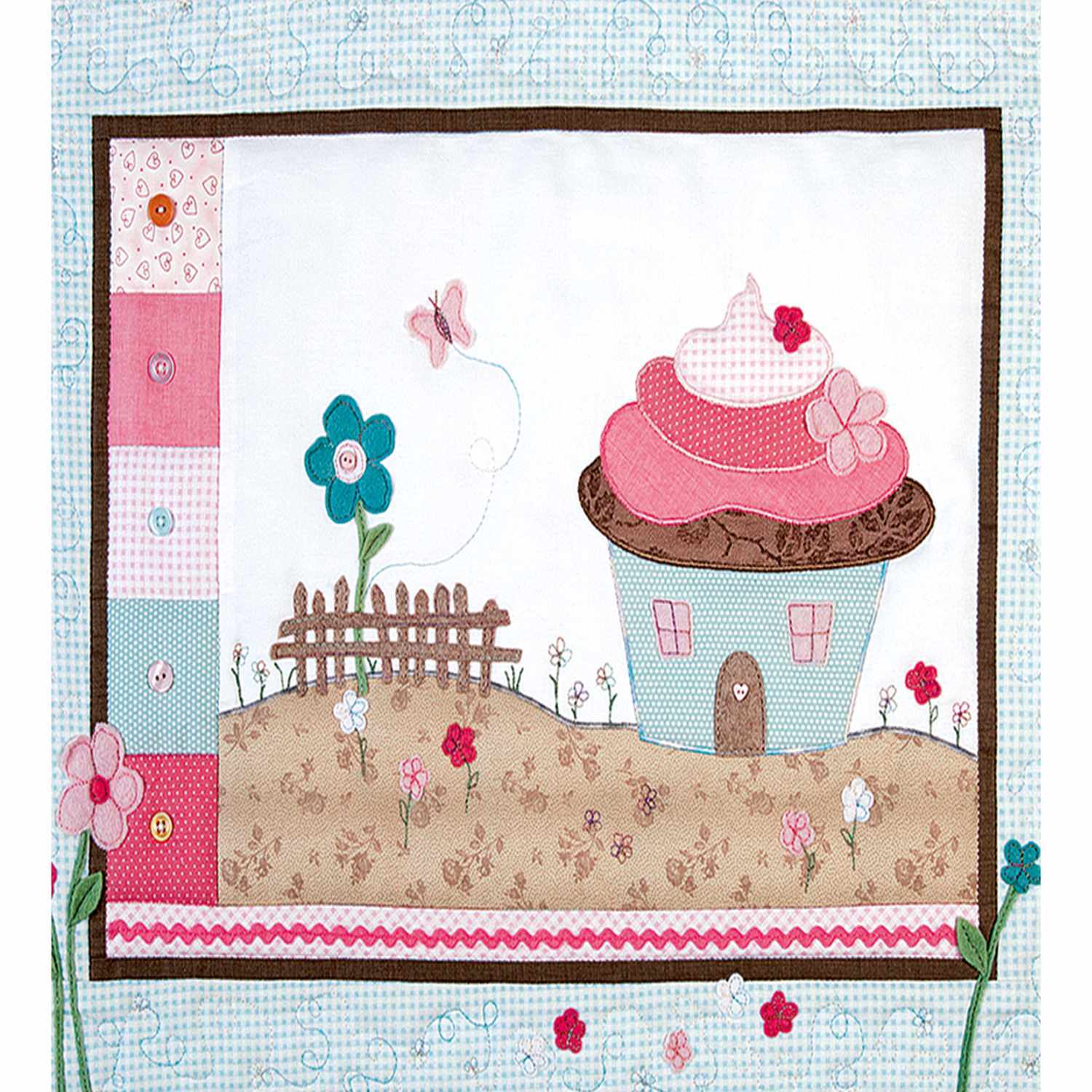 Nähfaden Set Cotton 30: Buntes Patchwork mit Blumen, Zaun und Hausmotiv, ideal für kreative Nähprojekte.