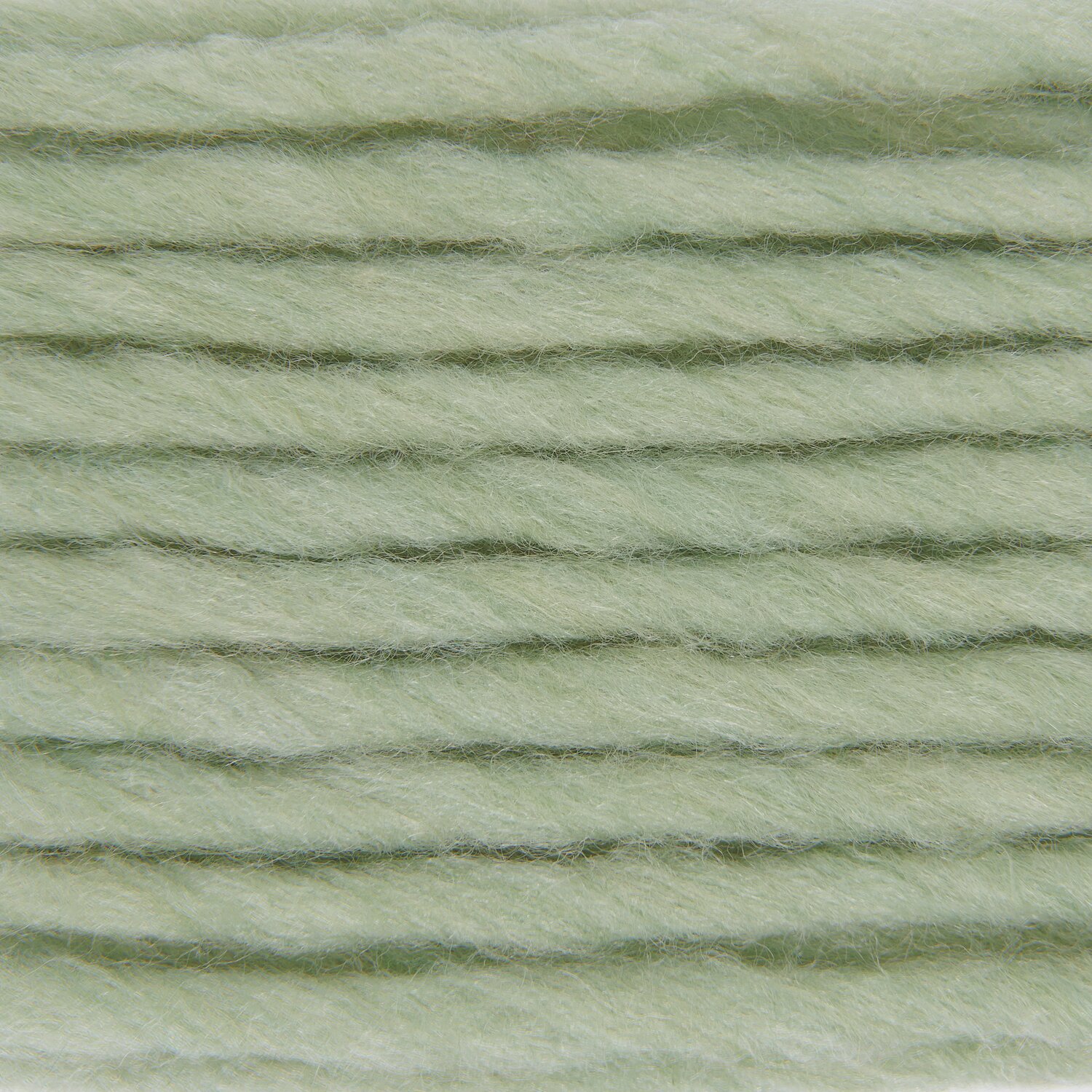 Essentials Super super chunky: Weiches, dickes Garn in Salbeigrün, ideal für warme Strickprojekte.