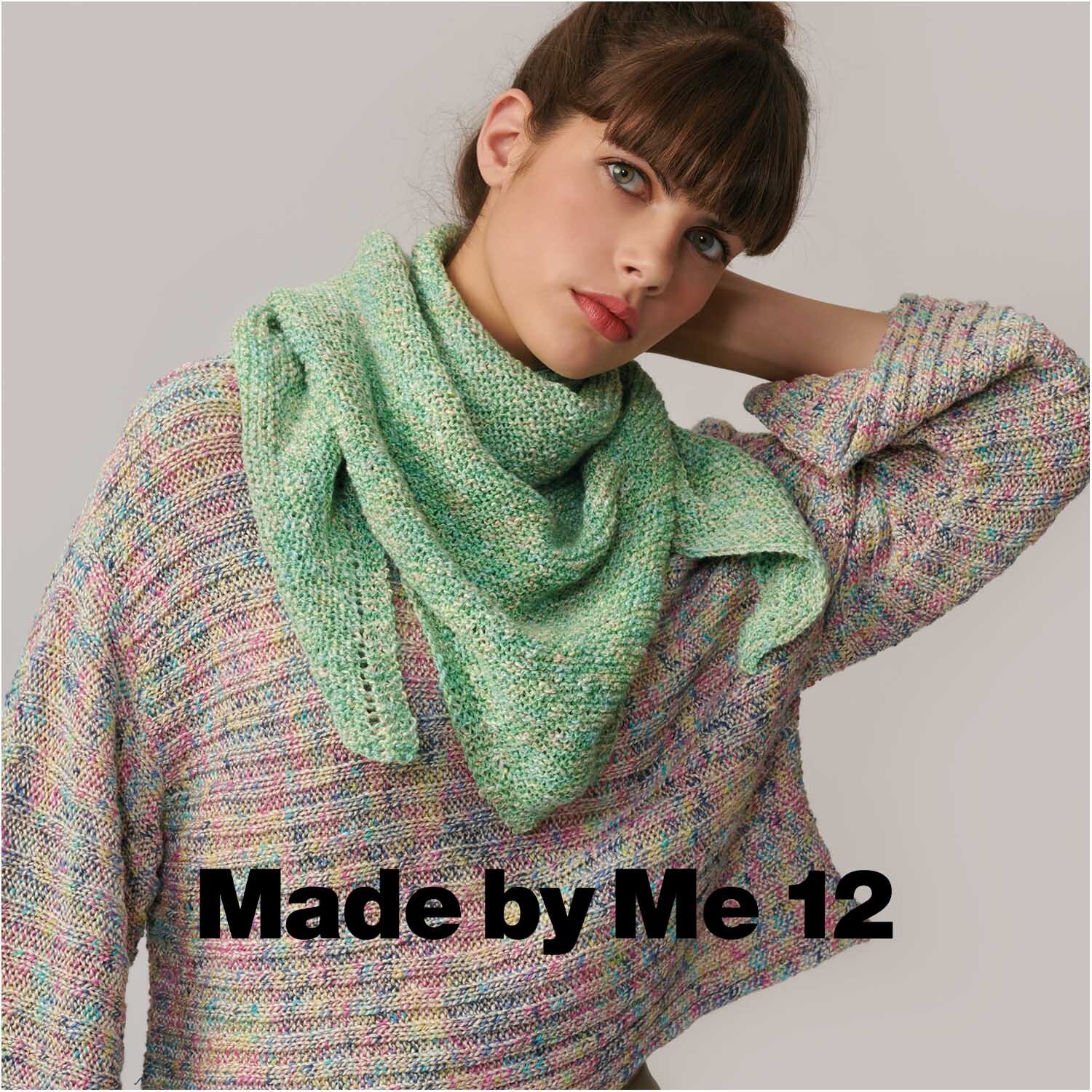 Creative Lazy Hazy Summer Cotton dk: Frau trägt grünen Schal von Rico Design, gestrickt aus weicher Baumwolle.