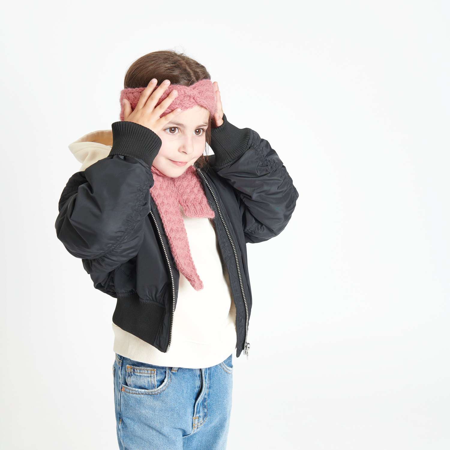 Soft Alpaca: Kind trägt rosa Stirnband und Schal von Rico Design, kombiniert mit schwarzer Jacke.