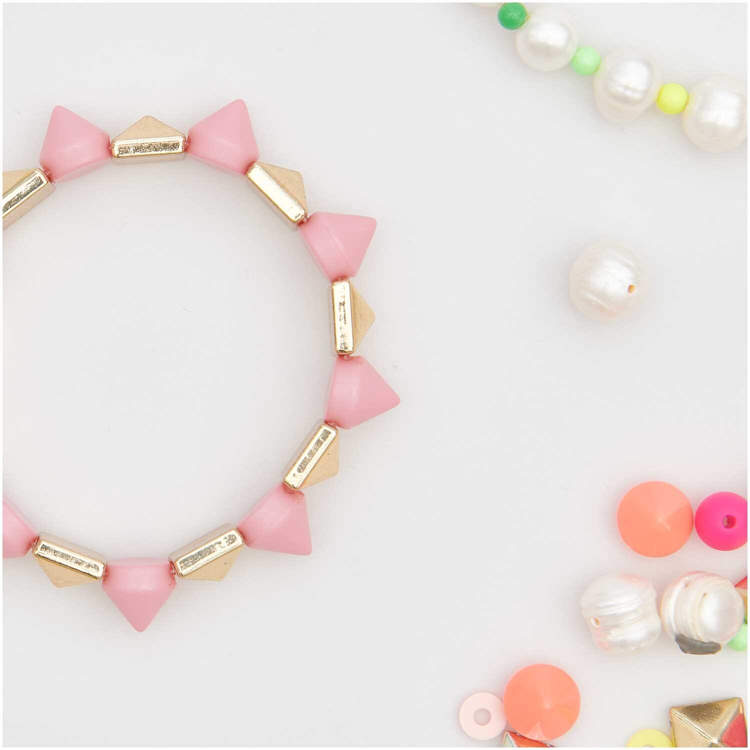 itoshii Süßwasserperlen natur, 11-12mm, 10 Stück. Bild zeigt rosa Armband mit goldenen Details und bunte Perlen von Rico Design.