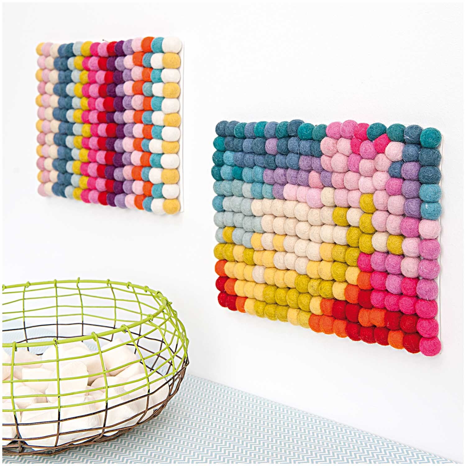Filz-Kugelmix 1,5cm 20 Stück von Rico Design: Bunte Filzdekorationen an der Wand, ideal für kreative Raumgestaltung.