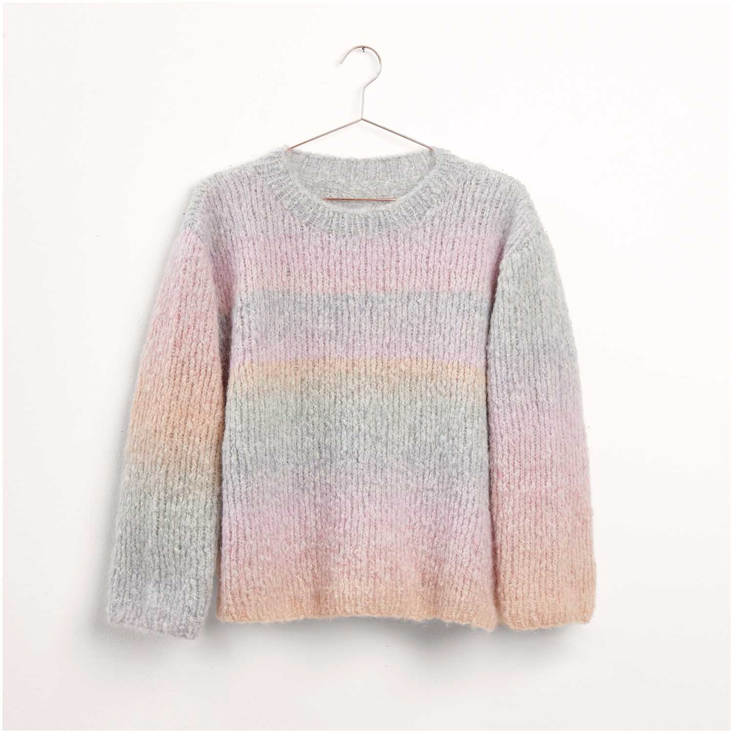Strickset Pullover Modell 12 aus Die Neue Masche Nr. 7, pastellfarbener Pullover auf Bügel.