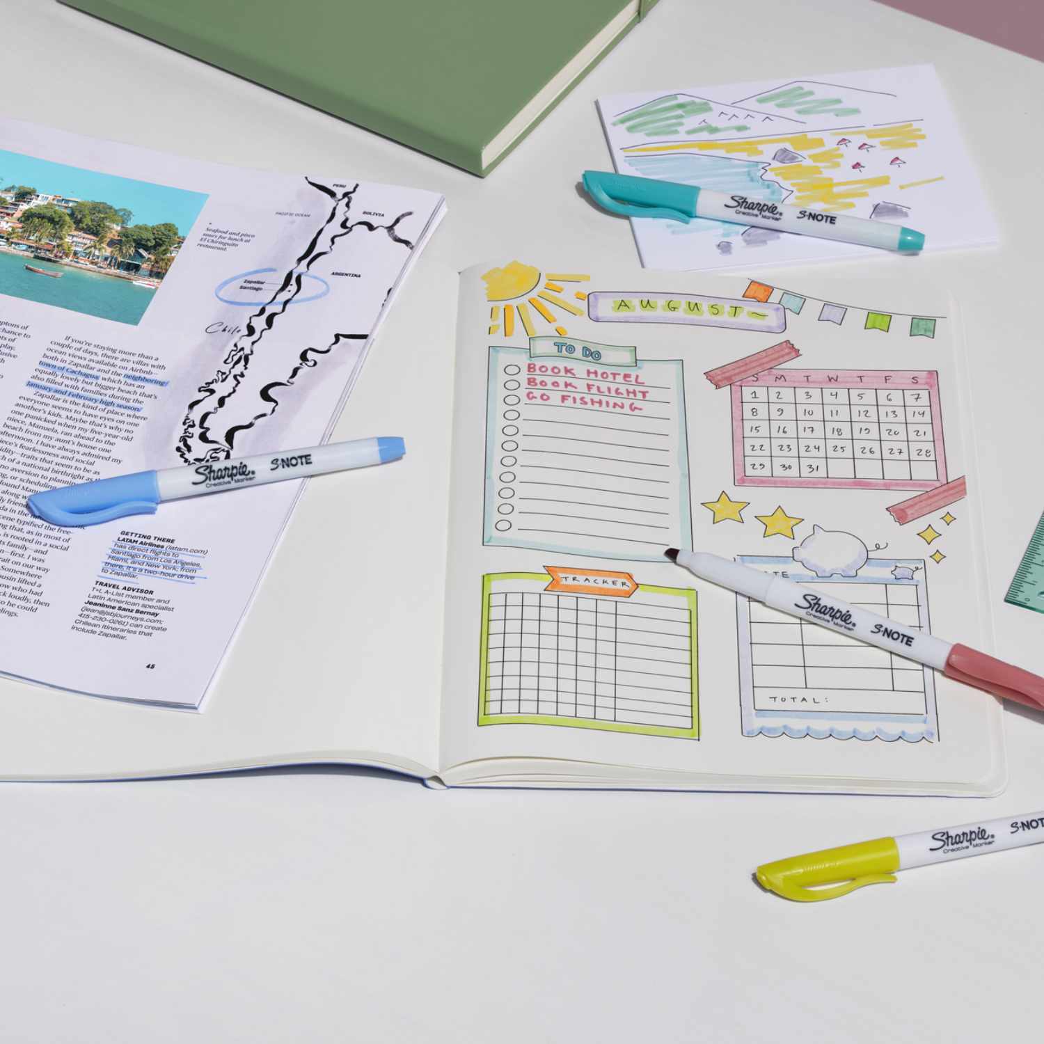 Marker S-Note 12 Stück von Sharpie auf einem Tisch mit Notizbuch und farbigen Markierungen.