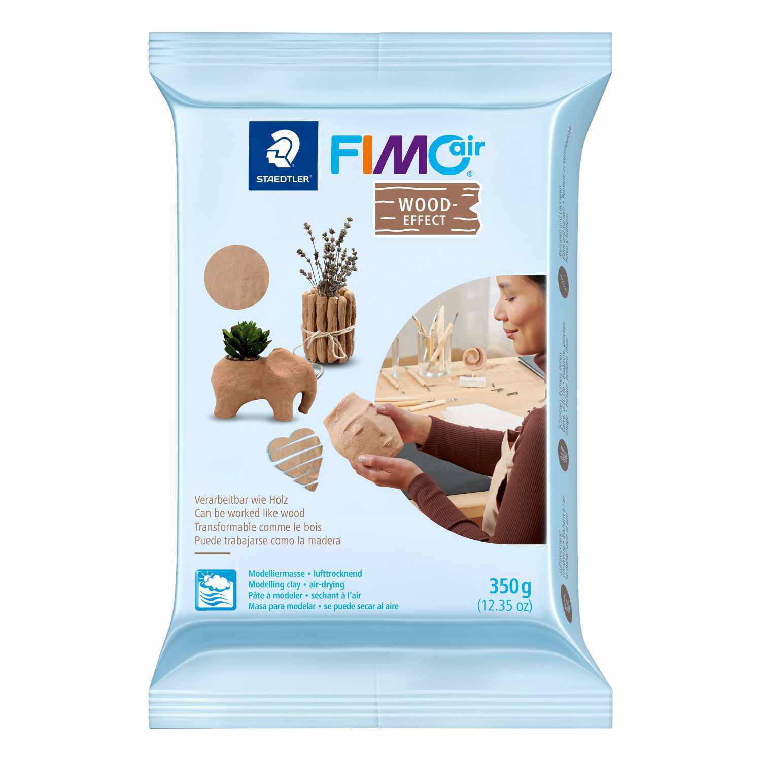 FIMO Air wood-effect 350g von Staedtler zeigt eine Frau, die mit der Modelliermasse arbeitet.