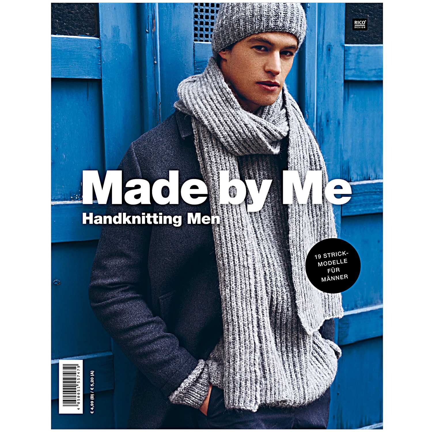 Made by Me Men No.1: Mann in grauem Strickschal und Mütze vor blauer Holzwand. 19 Strickmodelle.