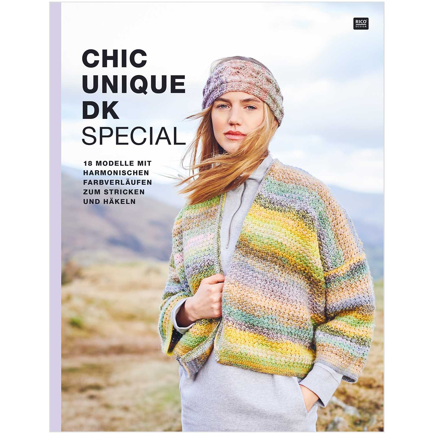 Chic Unique dk Special: Frau trägt gestrickte Jacke und Mütze in sanften Farben, ideal für kreative Strickprojekte von Rico Design.