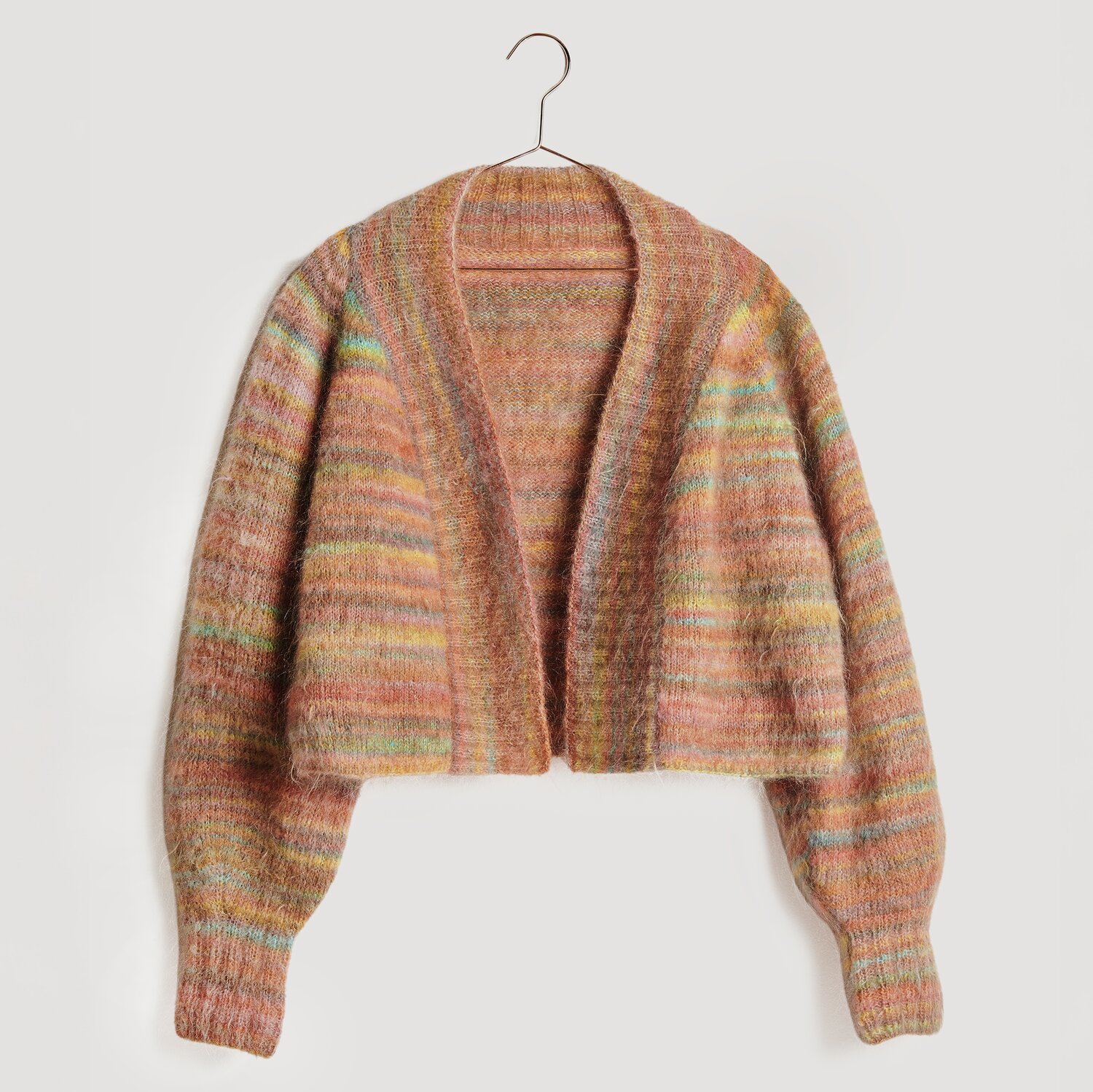 Gestrickte Jacke mehrfarbig auf Bügel