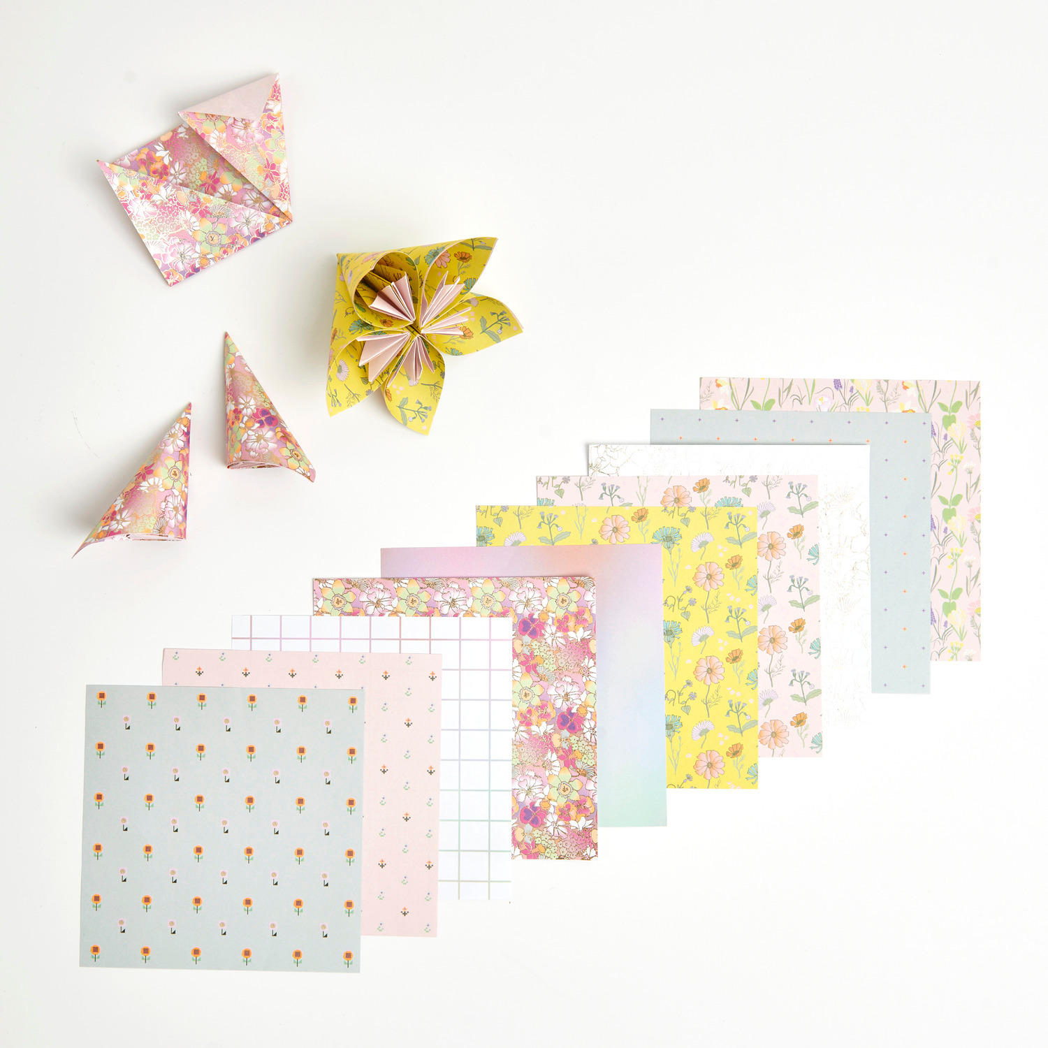 Paper Poetry Origami Futschikato: Bunte Origamipapiere von Rico Design, 15x15cm, 50 Blatt, mit floralen Mustern und gefalteten Figuren.