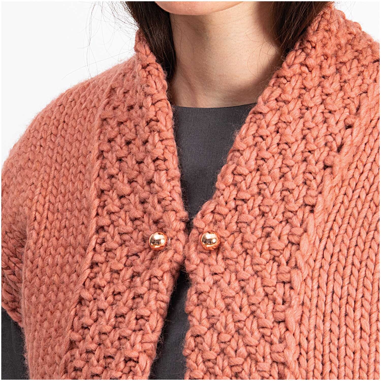 Zwei-Perlen-Pin 48mm 1 Stück von Rico Design in Roségold auf einem gestrickten Cardigan.