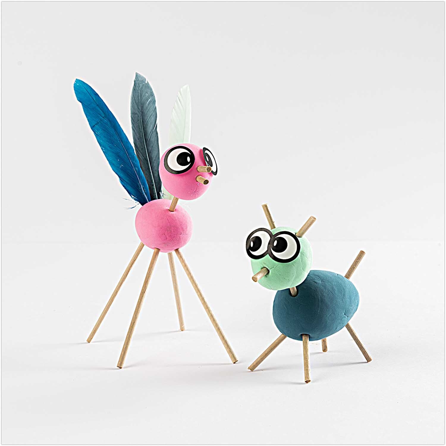 DIY-Holzbastelset: Zwei bunte Figuren aus Holzstäben und Federn von Rico Design, 140-teilig.