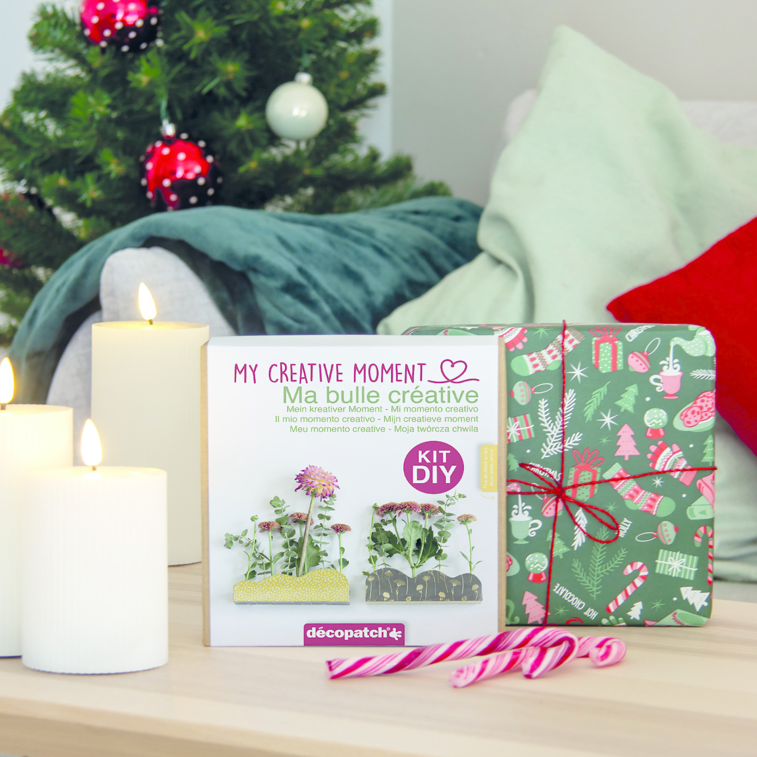 Bastelset Kreativer Moment Wandregale von décopatch, umgeben von Kerzen und Weihnachtsdeko auf einem Tisch.