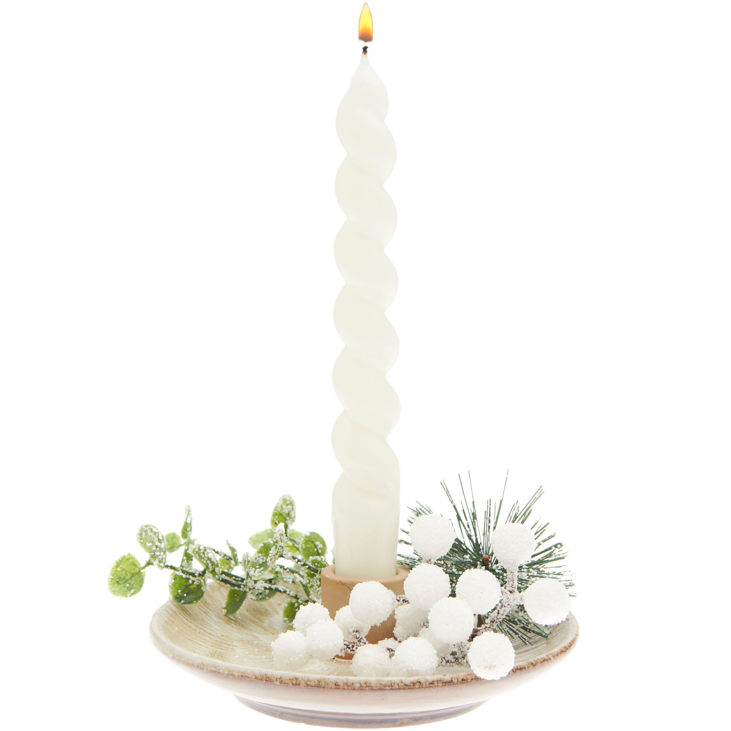 Deko-Set Schneebeeren/Zweige beschneit Weiß von Rico Design: Elegante weiße Kerze mit dekorativen Schneebeeren und Zweigen auf einem Teller arrangiert.
