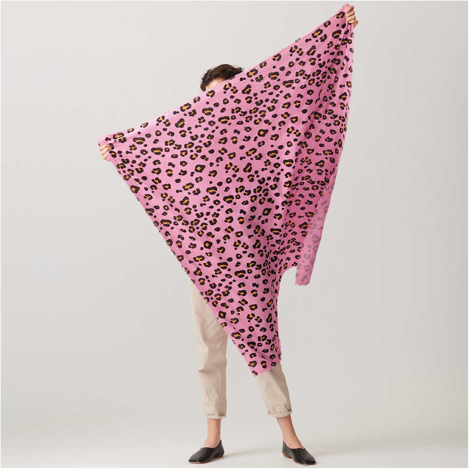 Stoffabschnitt Krinkelmusselin Acid Leo pink 50x130cm von Rico Design, gehalten von einer Person.