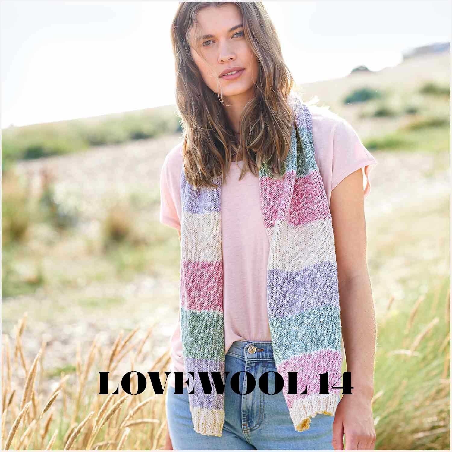 Creative Cotton Stripes dk Schal in Pastellfarben von Rico Design, getragen von einer Frau in der Natur.