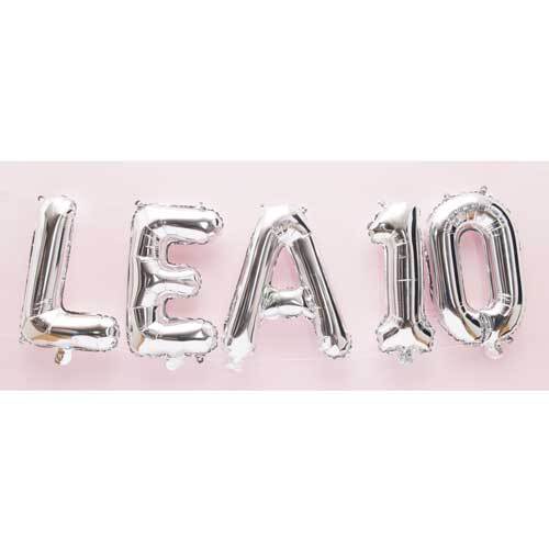 Folienballon Zahl silber 36cm: Silberne Ballons formen den Schriftzug "LEA 10" vor rosa Hintergrund.