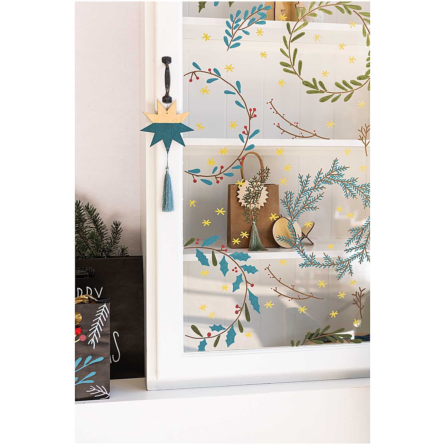 Vorlagenmappe Christmas Classics: Fenster mit festlichen Kreidemalereien und Dekorationen.