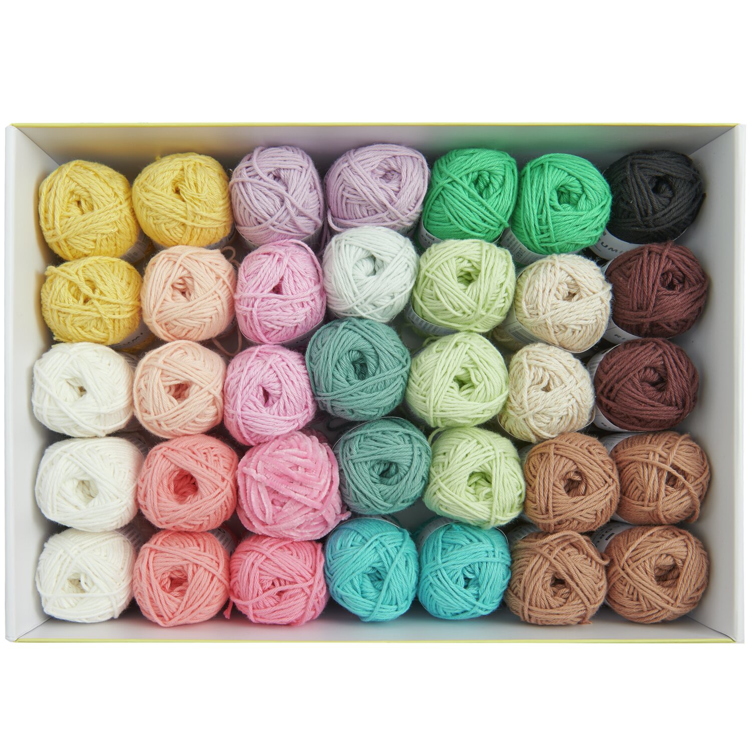 Creative Ricorumi dk Spring CAL Box 2: Bunte Garnknäuel in verschiedenen Pastelltönen von Rico Design in einer Schachtel.