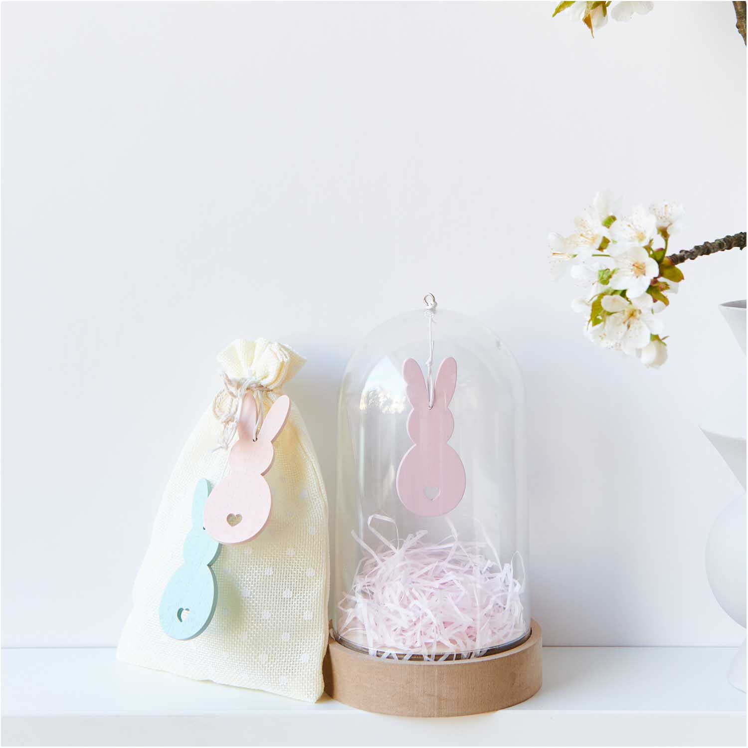 Holzhänger Hase 2 Stück: Zwei dekorative Hasenanhänger in Rosa und Blau von Rico Design, ideal für Frühlingsdekorationen.
