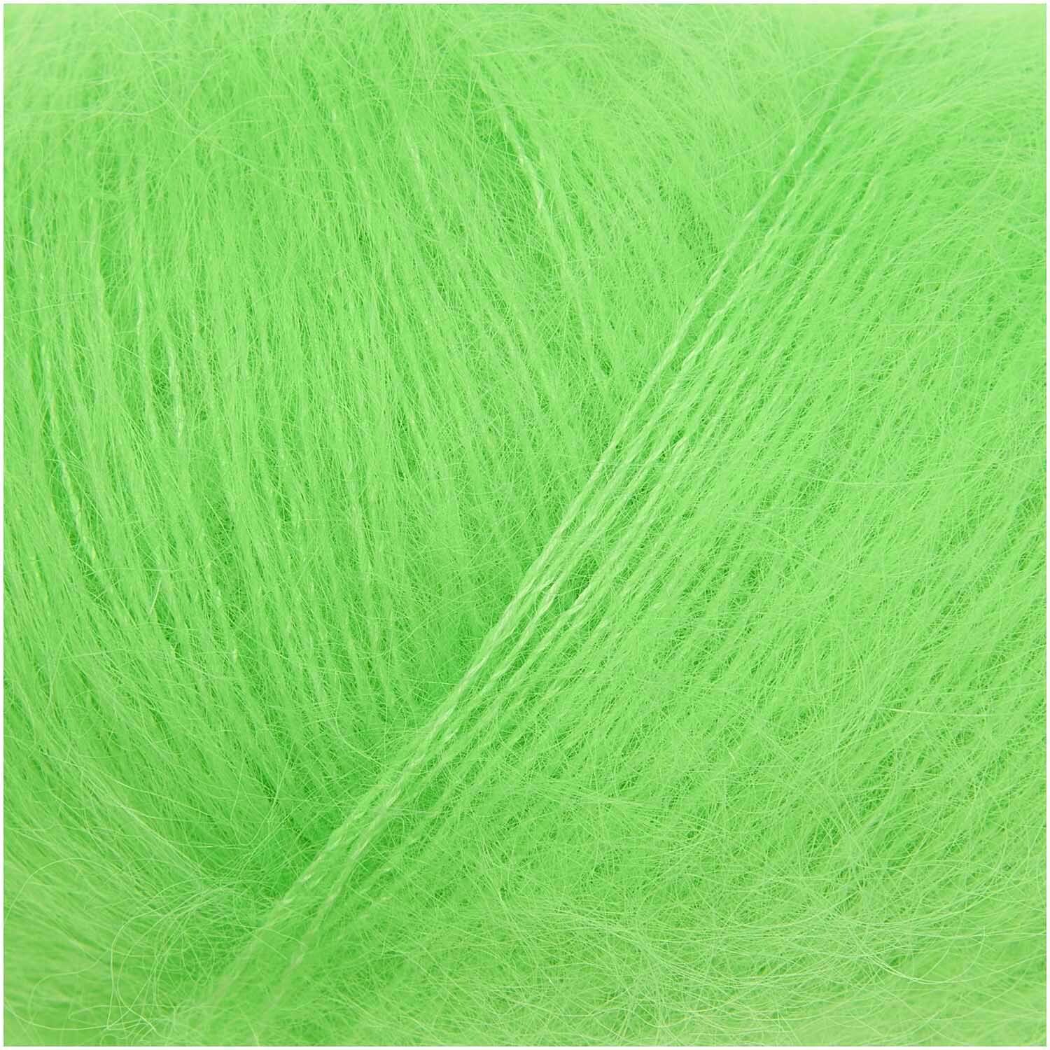 Essentials Super Kid Mohair Loves Silk in leuchtendem Grün, weiches Garn von Rico Design, ideal für leichte Strickprojekte.