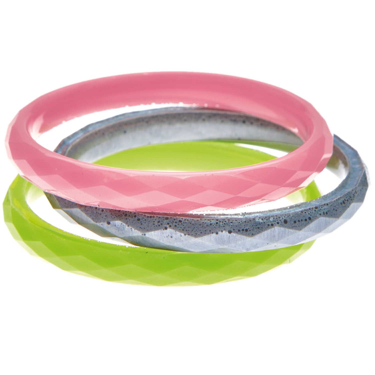 Silikon Gießform Armreif in leuchtenden Farben: Pink, Silber und Grün. Perfekt für kreative Epoxidharz-Projekte.