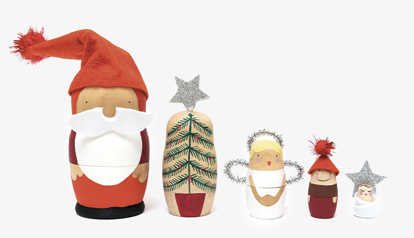 Bastelanleitung weihnachtliche Matroschka-Puppen: Fünf Puppen, darunter ein Weihnachtsmann, ein Baum und Engel, festlich dekoriert.