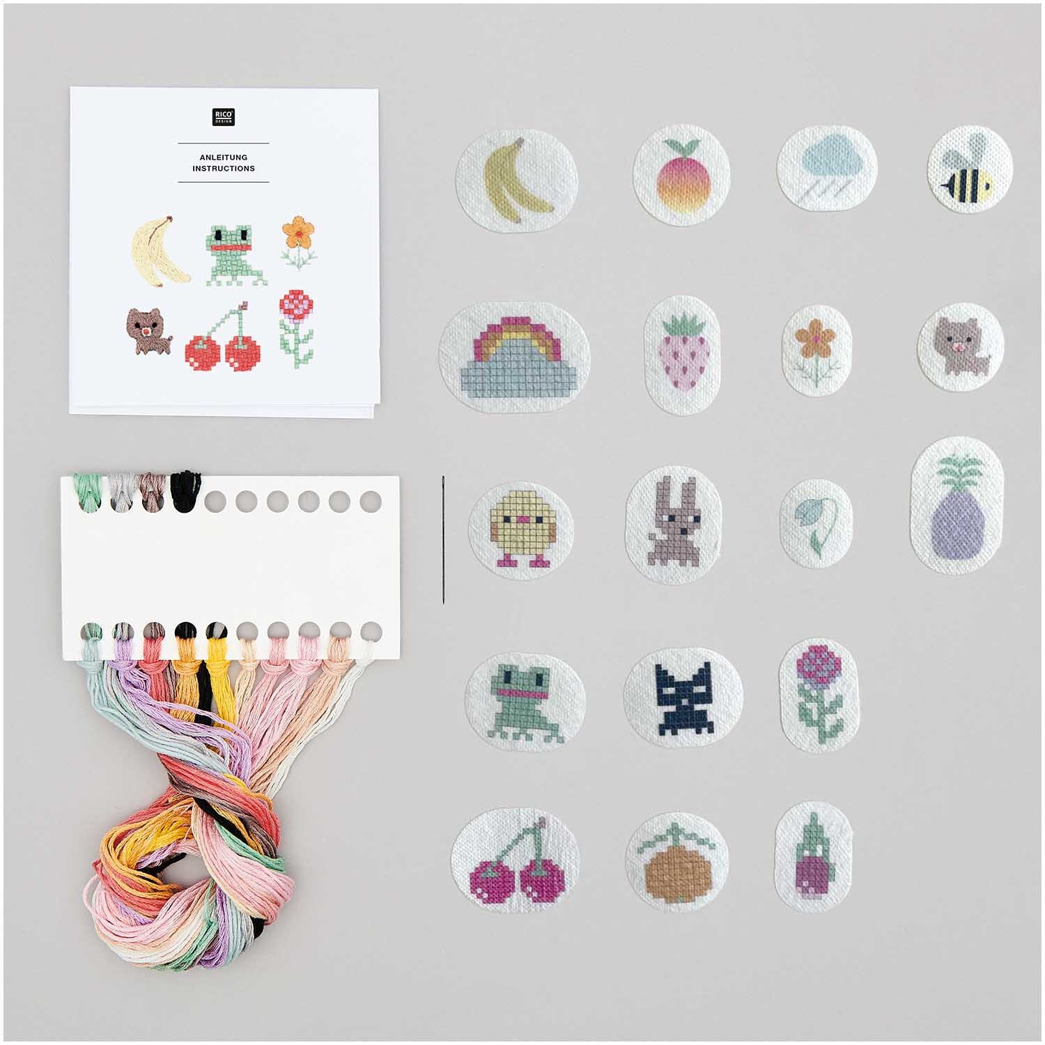 Stick and Stitch Stickpackung Pixel Art Mix vorgezeichnet zeigt 18 bunte Stickmotive von Rico Design, inklusive Garn und Anleitung.