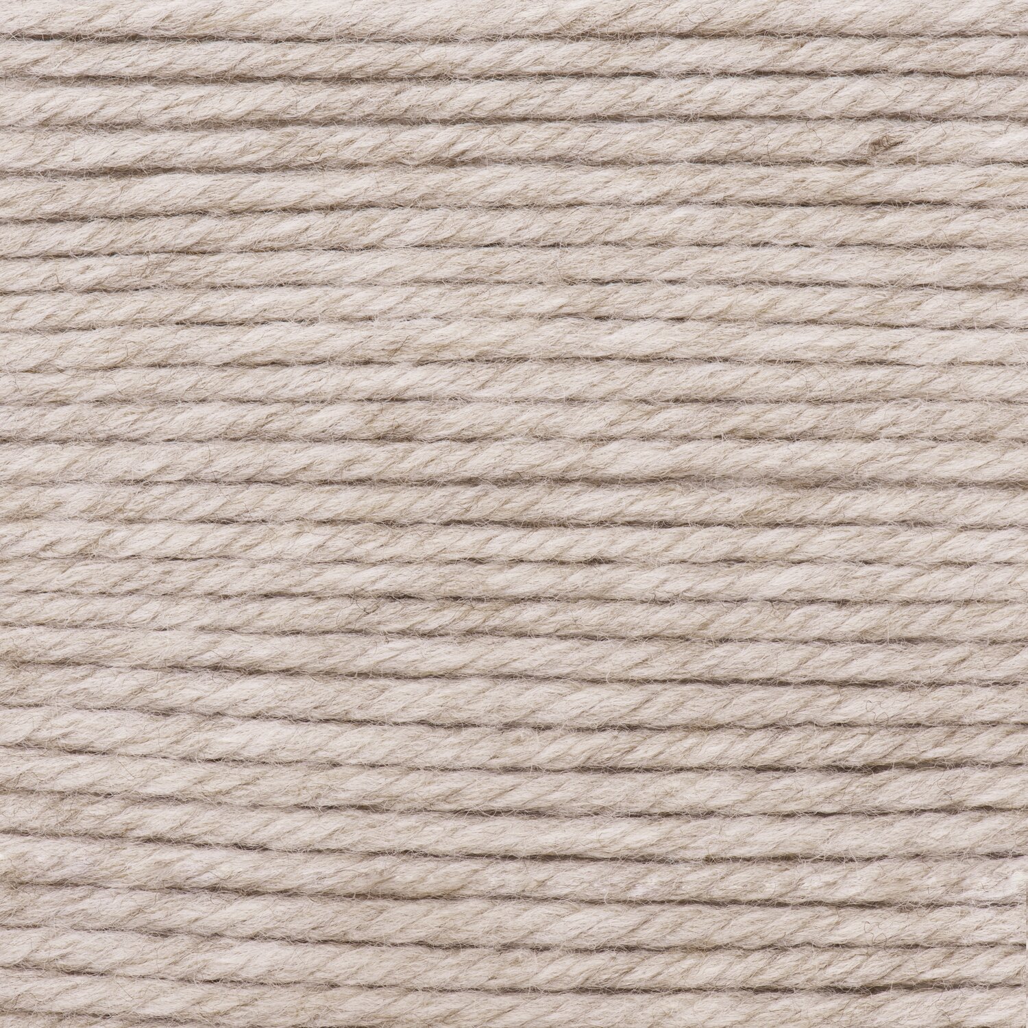 Essentials Mega Wool chunky, Rico Design, 100g 115m, zeigt dicht gewickeltes, mehrfädiges Garn in hellem Beigeton für kuschelige Strick- und Häkelprojekte