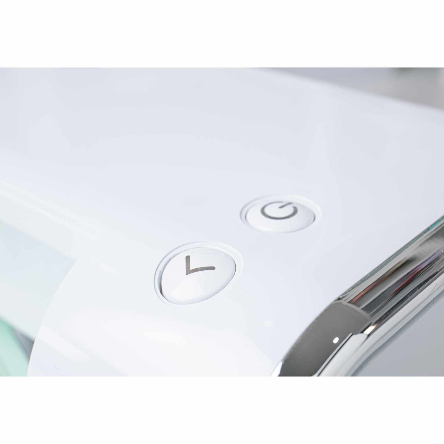 Big Shot Switch Plus Starter Kit in Weiß mit Nahaufnahme der Steuerungstasten von Sizzix.