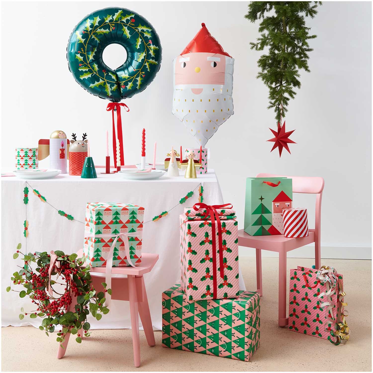 Paper Poetry Geschenktüte Weihnachtsmann in festlicher Umgebung mit Geschenken und Dekorationen. Ideal für Weihnachtsfeiern und stilvolle Präsentationen.