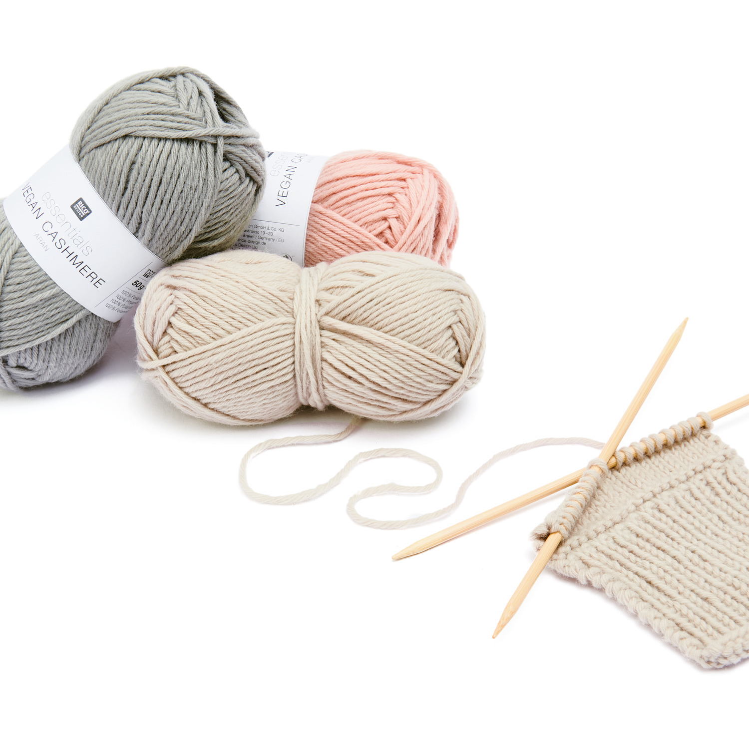 Essentials Vegan Cashmere aran: Weiches Garn in Altrosa, Creme und Grau von Rico Design, ideal für Strickprojekte.