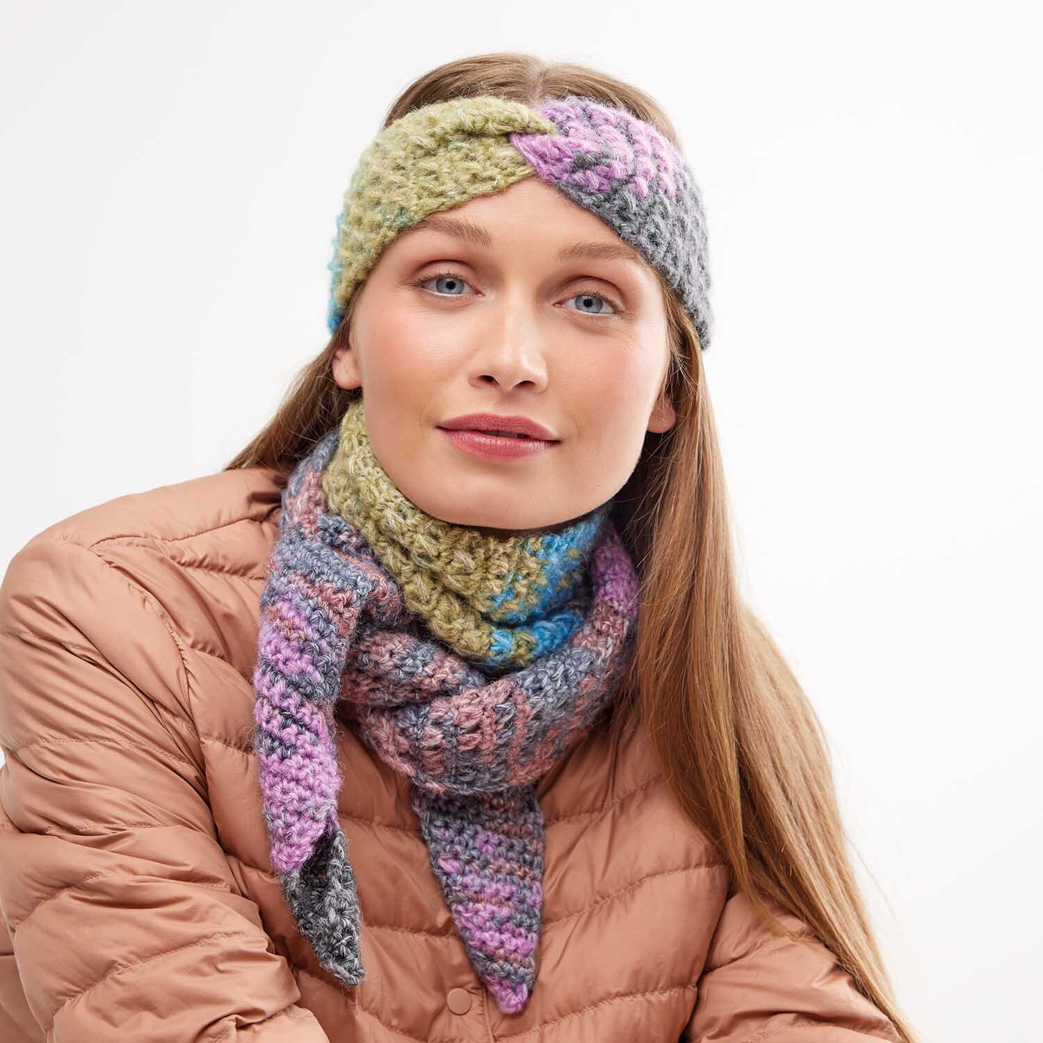 Häkelanleitung Stirnband und Tuch aus Creative Painted Power: Frau trägt buntes Stirnband und passendes Tuch.