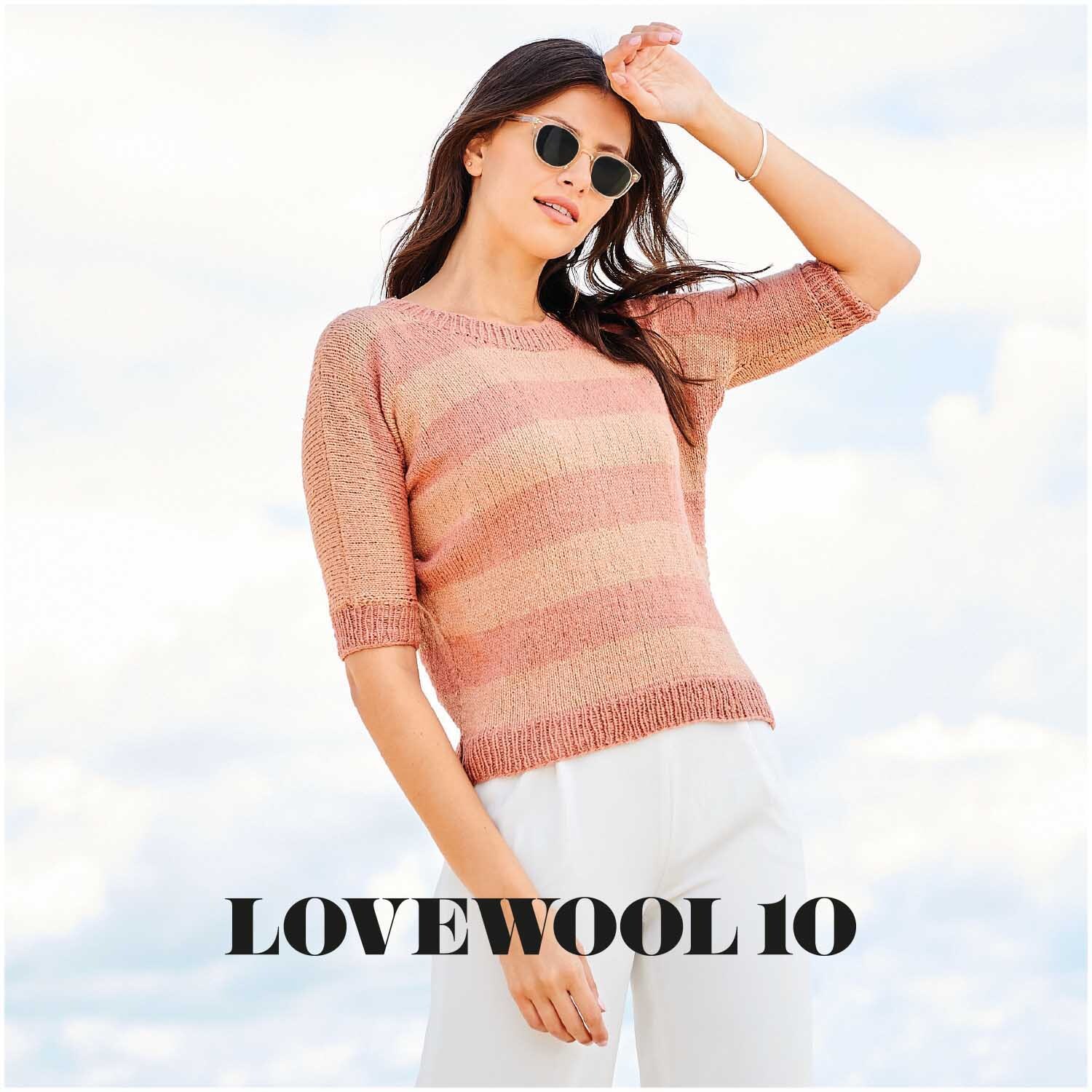 Fashion Silk Blend dk: Frau in altrosa gestreiftem Pullover von Rico Design, lässig posierend vor hellem Himmel.