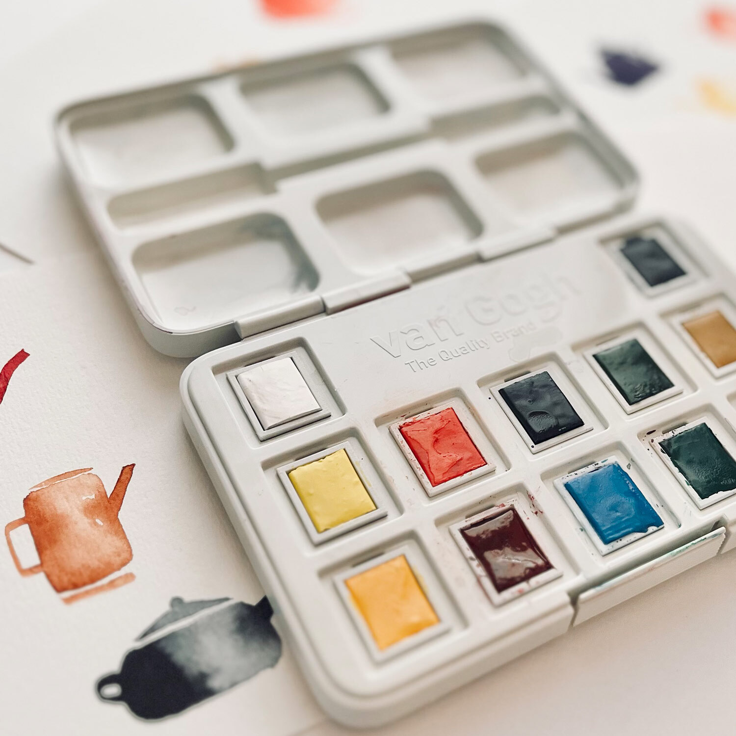 Aquarell Set mit Pinsel 12 Näpfchen, van Gogh: Offenes Set mit verschiedenen Farben und Pinsel, ideal für kreative Malprojekte.
