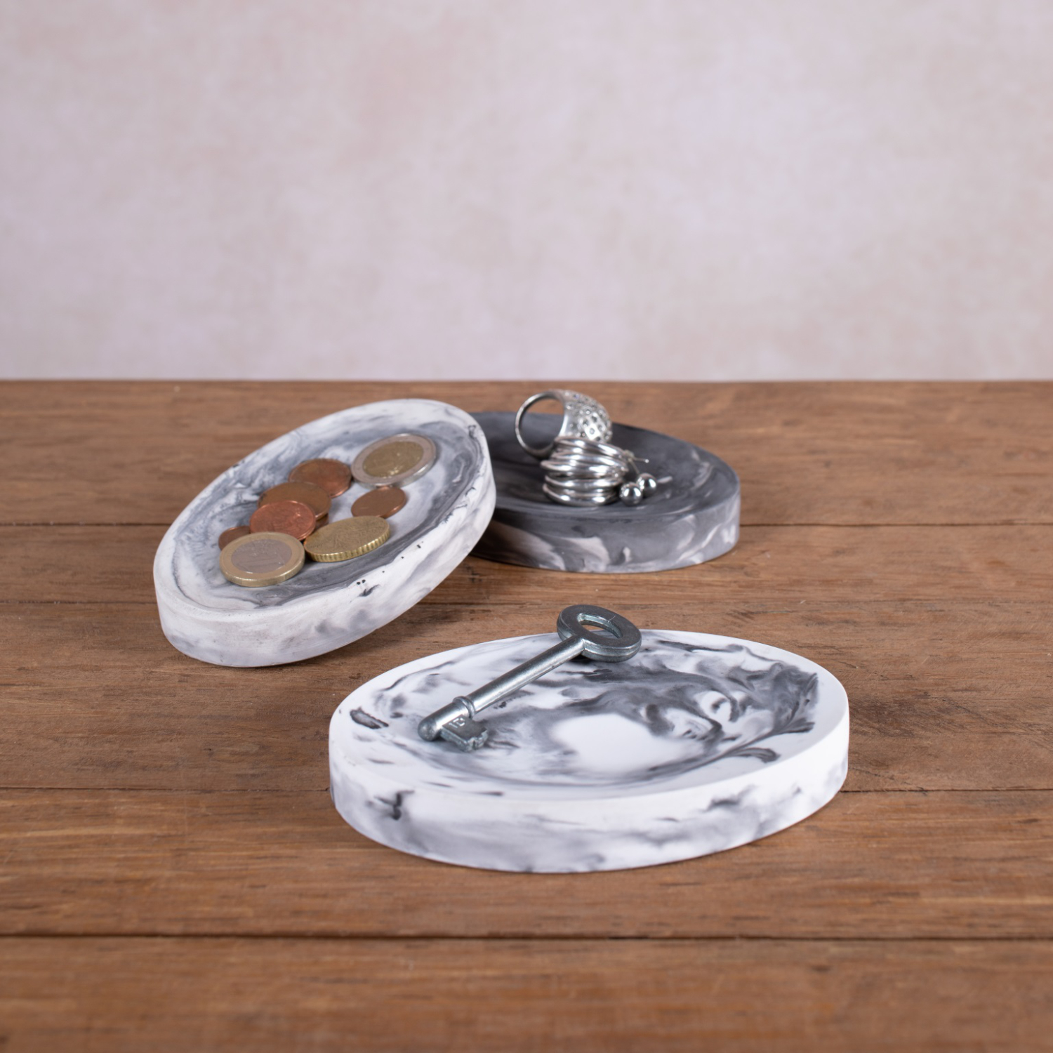 Bastelset Schmuckschale mit Marmoreffekt, 5-teilig, zeigt drei Schalen in Marmoroptik auf Holztisch. Ideal für Münzen und Schmuck.