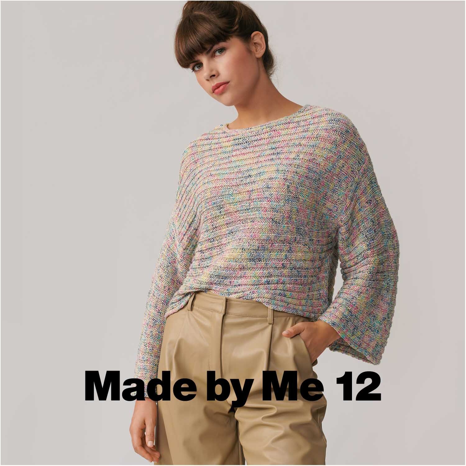 Creative Lazy Hazy Summer Cotton dk: Frau in gestricktem Pullover in Pastelltönen, kombiniert mit beigen Hosen.