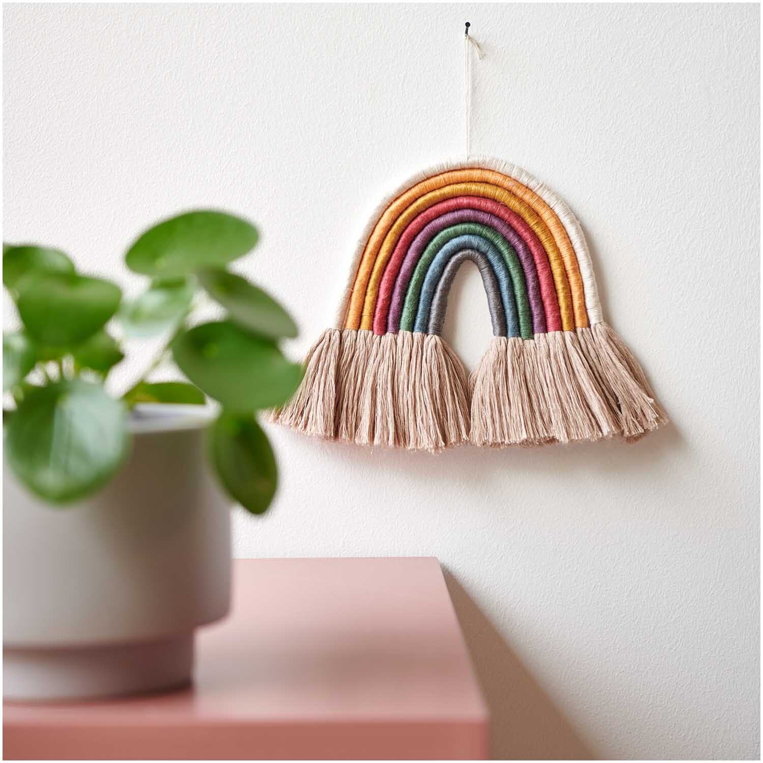 Stickgarn Set Earthy: Wanddeko mit buntem Regenbogen aus Garn, 10-teilig, von Rico Design.
