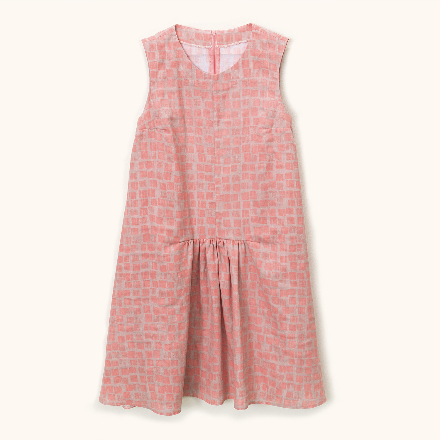 Nähanleitung Sommerkleid: Ärmelloses, rosa gemustertes Kleid mit lockerer Passform, ideal für warme Tage.