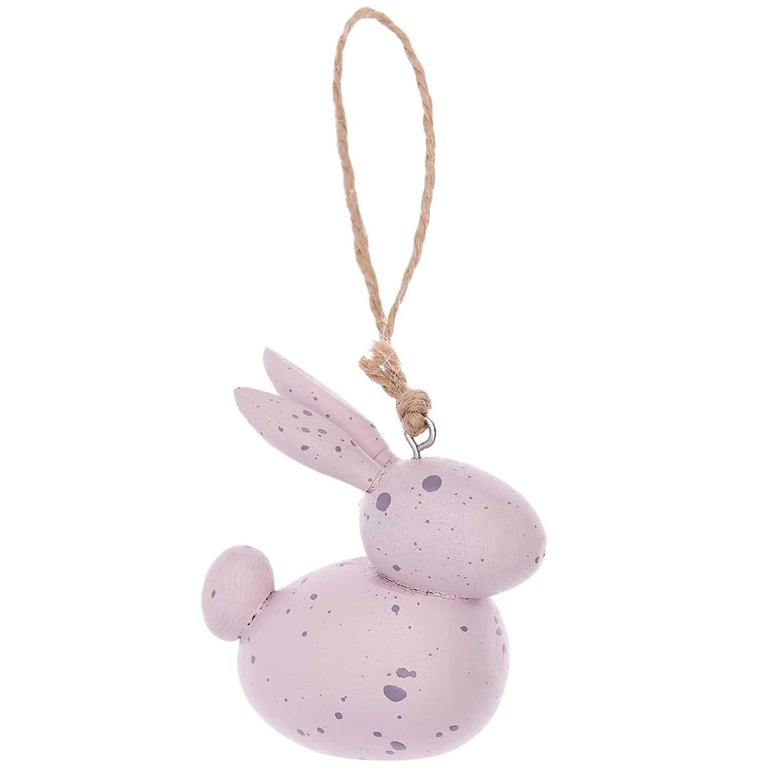 Holzanhänger Hase in Flieder von Rico Design, 6,5x6x3cm, mit Kordel zum Aufhängen, ideal für Dekorationen.