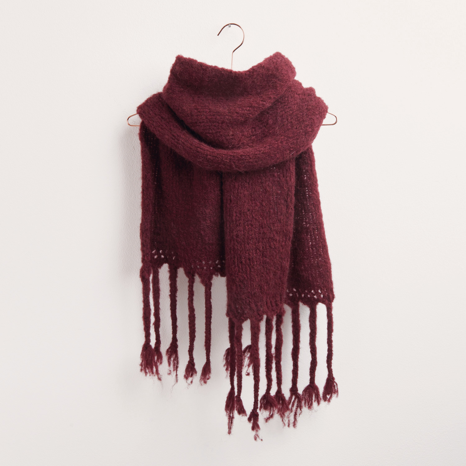 Strickset Schal Modell 16 aus Made by Me No. 19, bordeaux, mit langen Fransen, hängend.