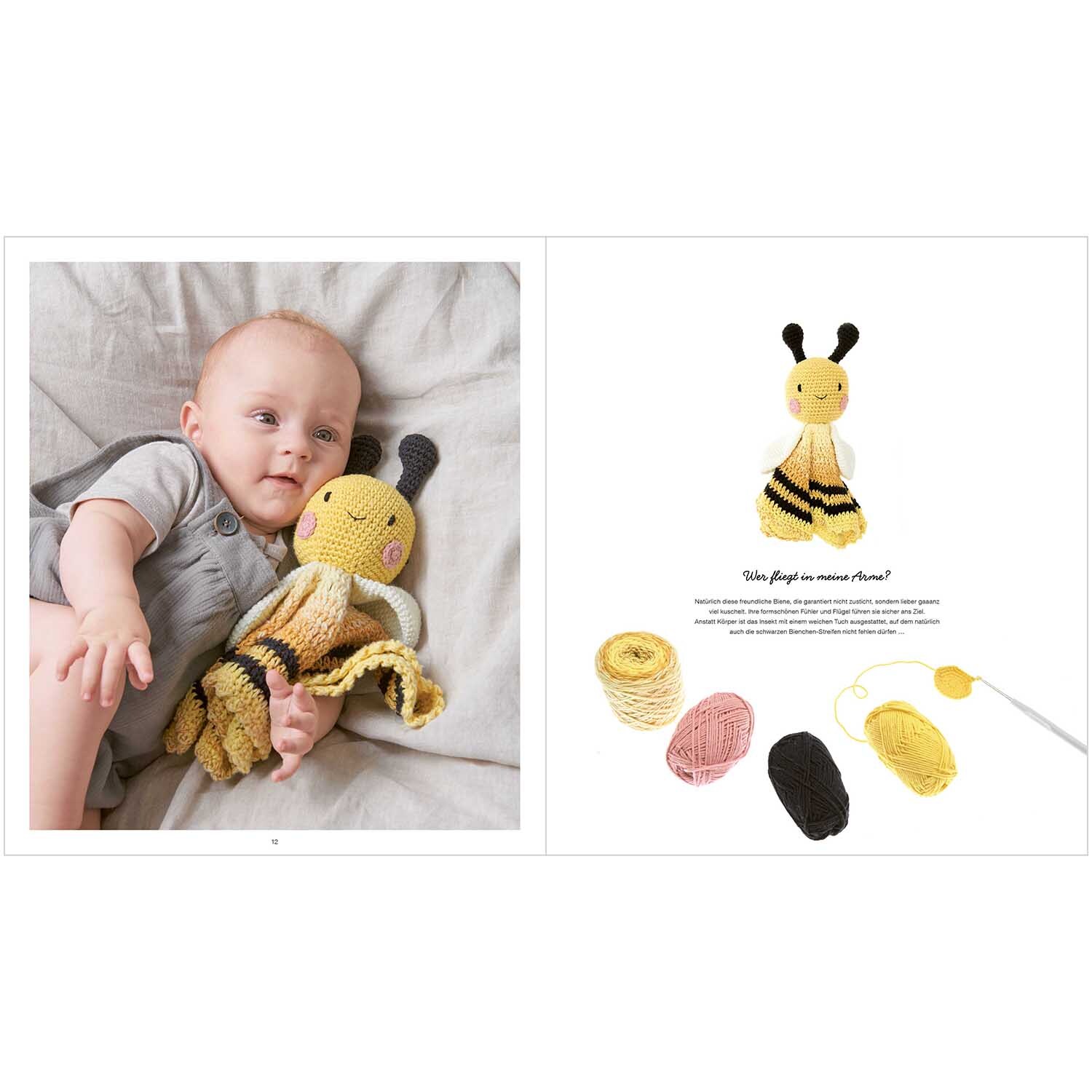 Ricorumi Baby Blankies: Ein Baby kuschelt mit einer gestrickten Bienen-Decke von Rico Design.
