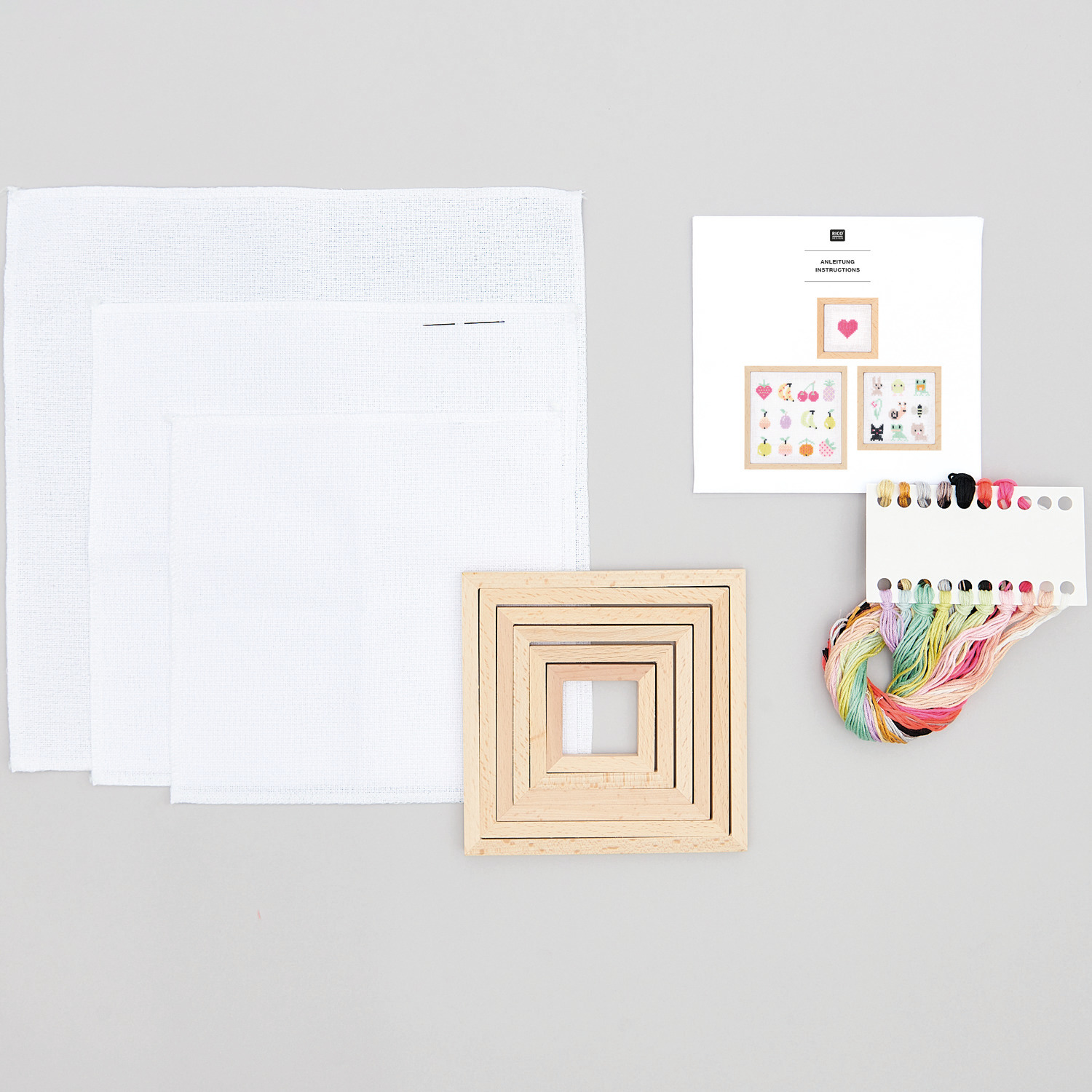 Stickpackung Pixel Art 3er Set mit bunten Garnen, Holzrahmen und Anleitungen, ideal für kreative Projekte. Größe: 11x11cm.