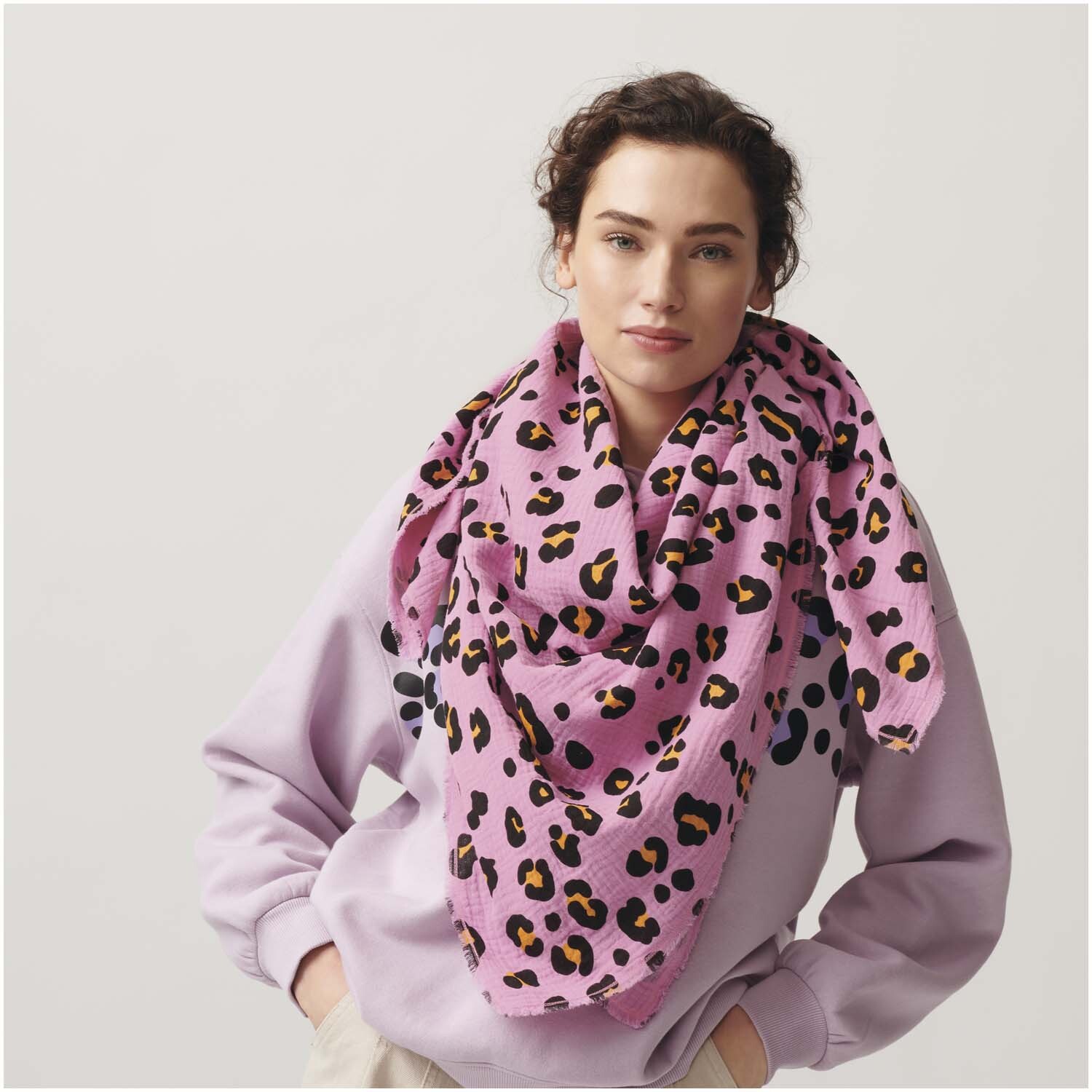 Meterware Krinkelmusselin Acid Leo pink: Frau trägt pinken Schal mit Leopardenmuster von Rico Design.