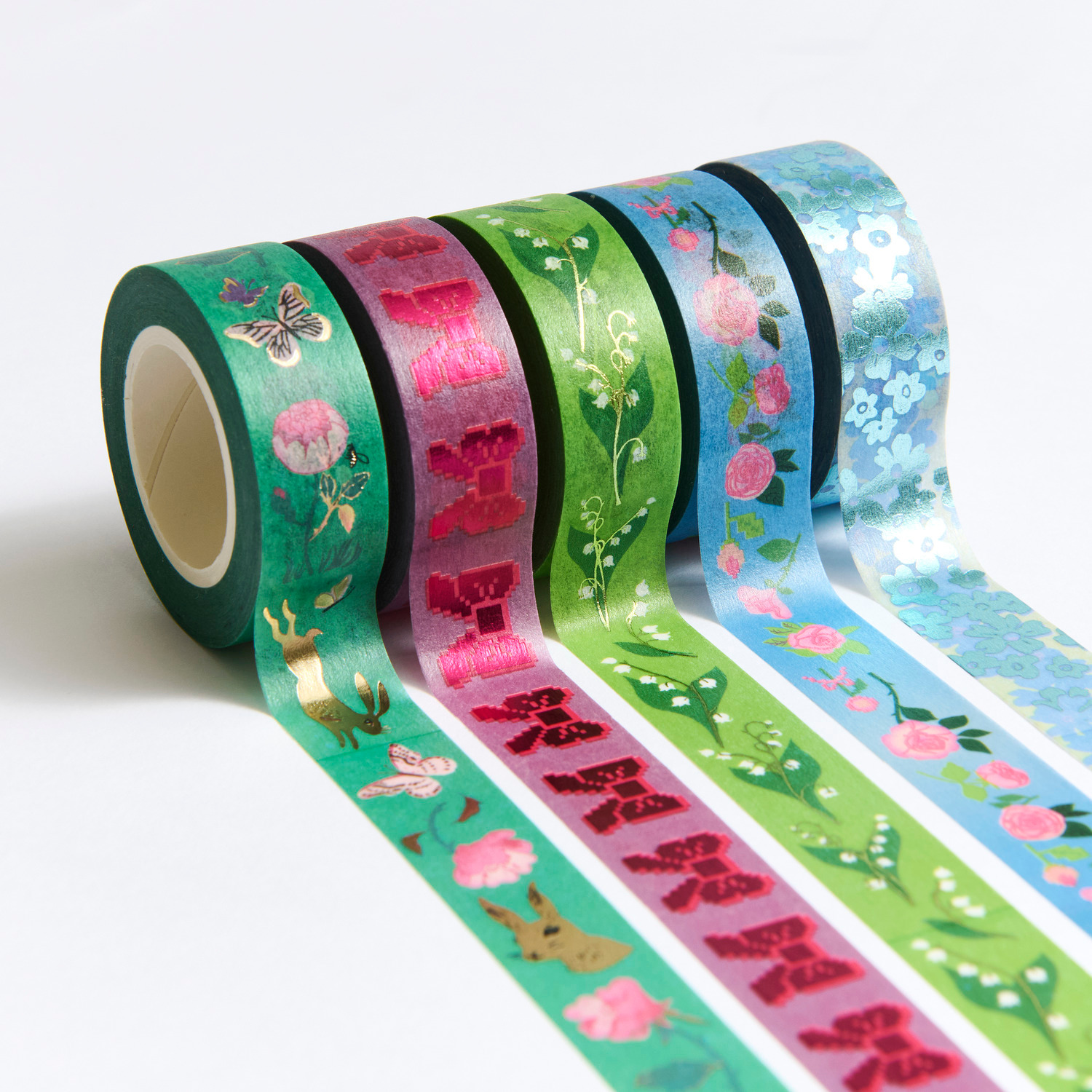 Paper Poetry Tape Set La Vie En Rose: Fünf dekorative Klebebänder in Grün und Blau mit floralen Mustern und Schmetterlingen.