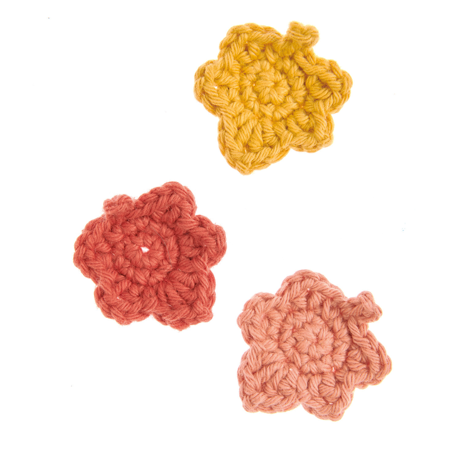 Creative Ricorumi dk: Drei gehäkelte Blumen in Gelb, Rot und Rosa aus Rico Design Garn.